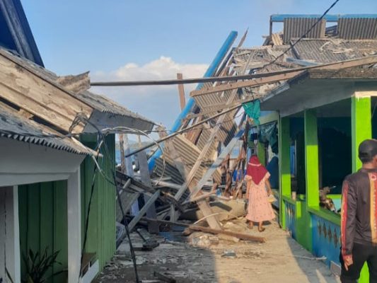 ngentot anyar pentil Beliung rapihin Permukiman Pesisir di Lingga, 80 Griya Terdampak dan 14 Rusak beban