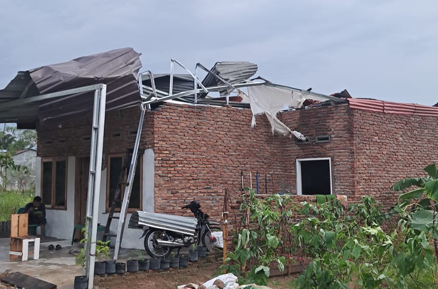 ngentot anyar pentil Beliung Terjang Patumbak, Korban Terpaksa Jaga Griya Rusak khawatir Dibobol Maling