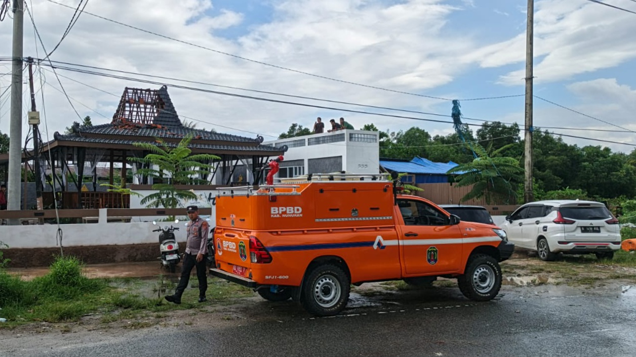 ngentot anyar pentil Beliung Terjang Kafe dan Penyimpanan Rumput Bahari di Nunukan