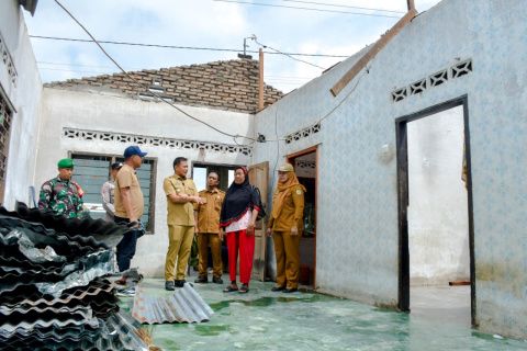 ngentot anyar Wabup Sergai Serahkan Donasi ke Korban semilir pentil Beliung di Perbaungan