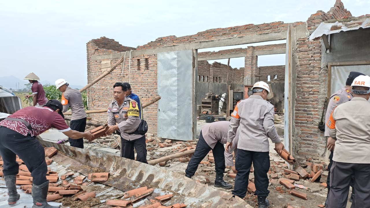 ngentot mutakhir Pasca pentil Beliung di Desa Slangit, Brimob Polda Jabar Ber