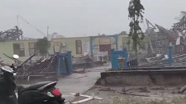 ngentot mutakhir pentil Beliung Rusak Sekolah dan Griya Penduduk di Bengkalis, Siswa Diliburkan