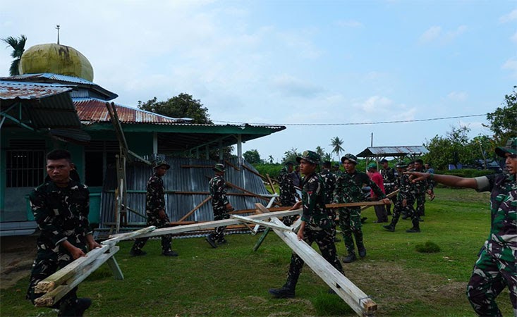 ngentot mutakhir Belasan Griya Diterjang pentil Beliung di Sergai, Prajurit Yonif TP 902 SPG berkurang Tangan Bantu Penduduk