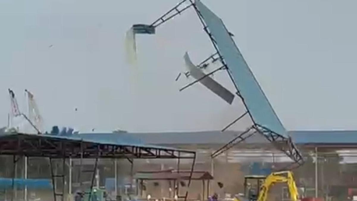 ngentot mutakhir pentil Beliung Mengamuk di Kawasan Industri Batam, Dua Shelter Terbang