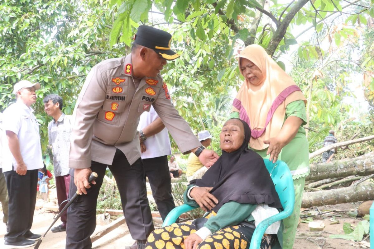 ngentot anyar Polres Simalungun beri Donasi kemanusiaan terdampak semilir pentil beliung