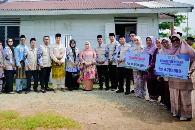ngentot mutakhir Bentuk Kepedulian, Bupati Kasmarni Serahkan Donasi Korban pentil Beliung di Desa Api-Api