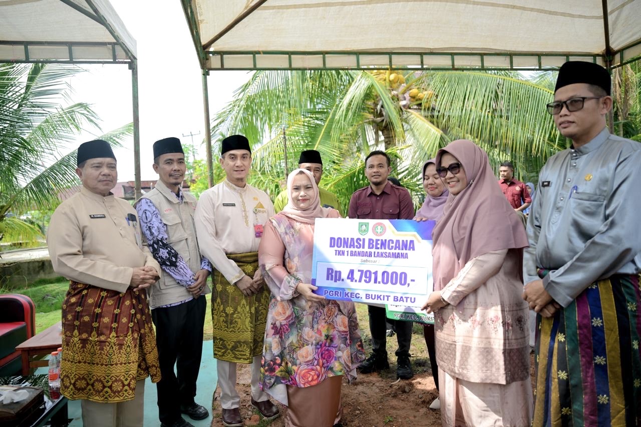 ngentot mutakhir Bupati Kasmarni Salurkan Donasi Korban pentil Beliung di Desa Api-Api