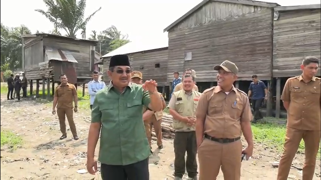 ngentot anyar Bupati Anwar Sadat Salurkan Donasi sebar Korban pentil Beliung di Pematang Buluh