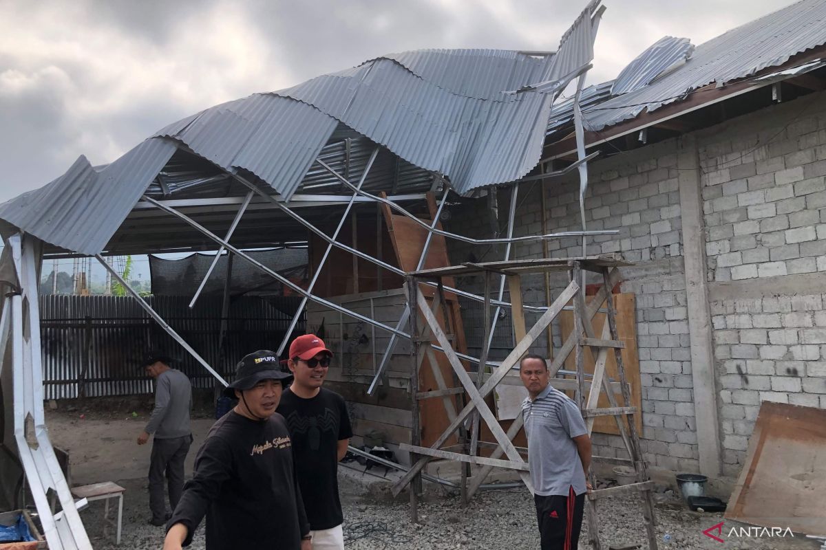 ngentot anyar Petugas-masyarakat Kerinci bersihkan imbas semilir pentil beliung
