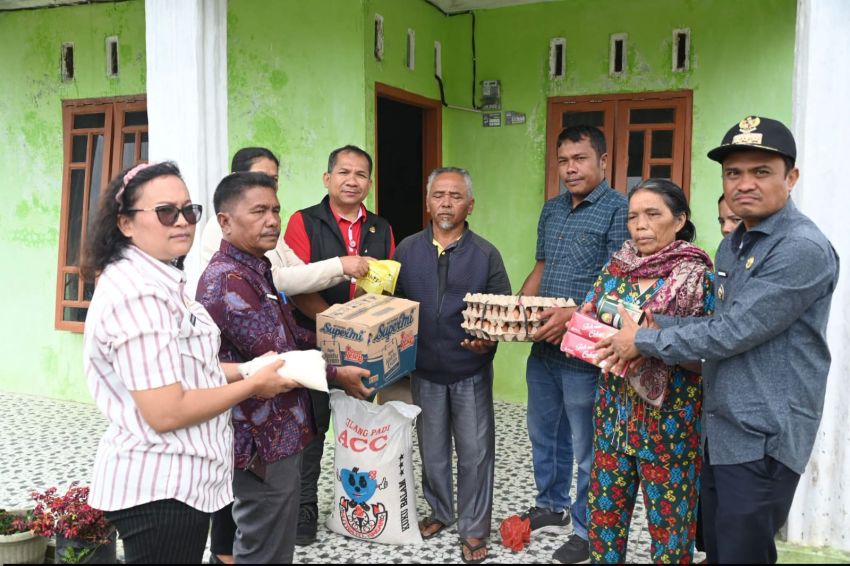ngentot anyar kuasa Humbahas Berikan Bansos Korban pentil Beliung di Doloksanggul