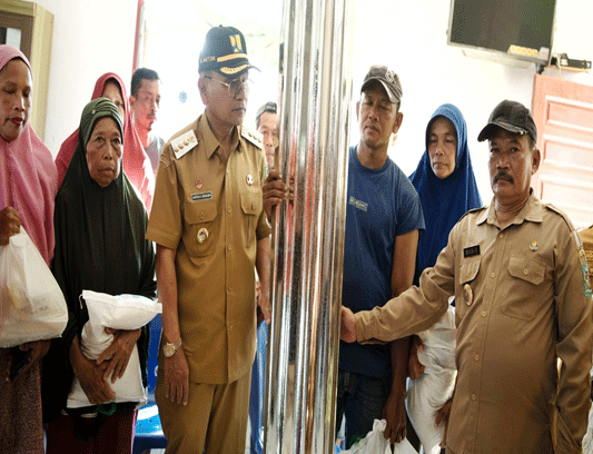 ngentot anyar Bupati Simalungun Tinjau Korban pentil Beliung di Pematang Bandar, Serahkan Donasi ciptakan Penduduk Terdampak – JAPOSCO