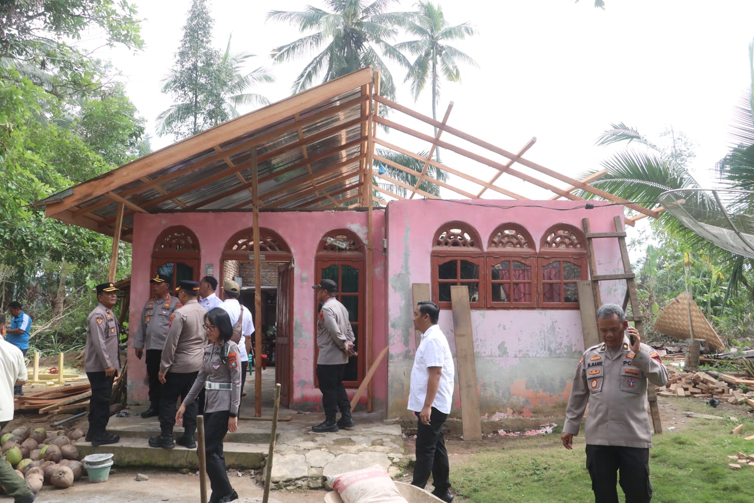 ngentot anyar Sebanyak 6 area Nagori Terdampak Musibah Alam semilir pentil Beliung Kapolres Simalungun Salurkan Donasi Kemanusiaan Kepada Penduduk Korban Musibah Di Pematang Bandar