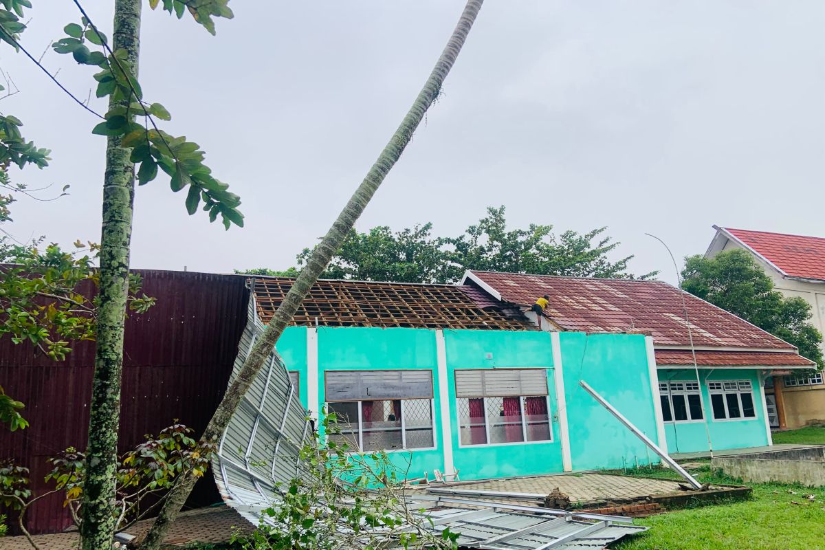 ngentot anyar Dua bangunan di Batang masa rusak dikarenakan hembusan pentil beliung