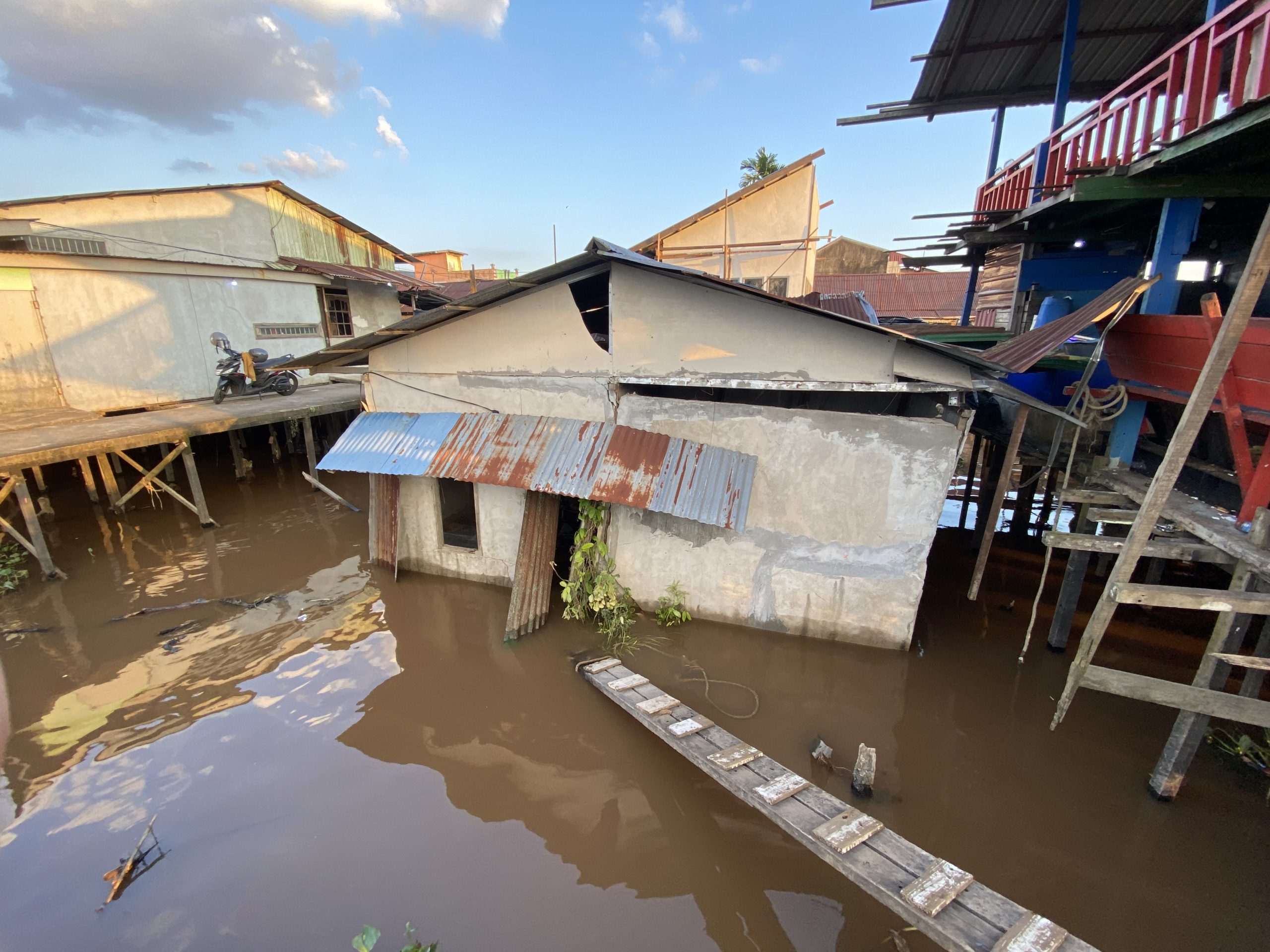 ngentot anyar Hayati sendirian, Griya Ani Dua Kali Diterjang Musibah, Setelah pentil Beliung sekarang Ambruk ke Sungai