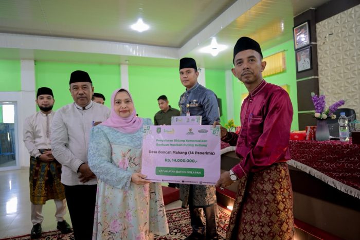 ngentot mutakhir Bupati Kasmarni Serahkan Donasi ciptakan Korban pentil Beliung di Bathin Solapan