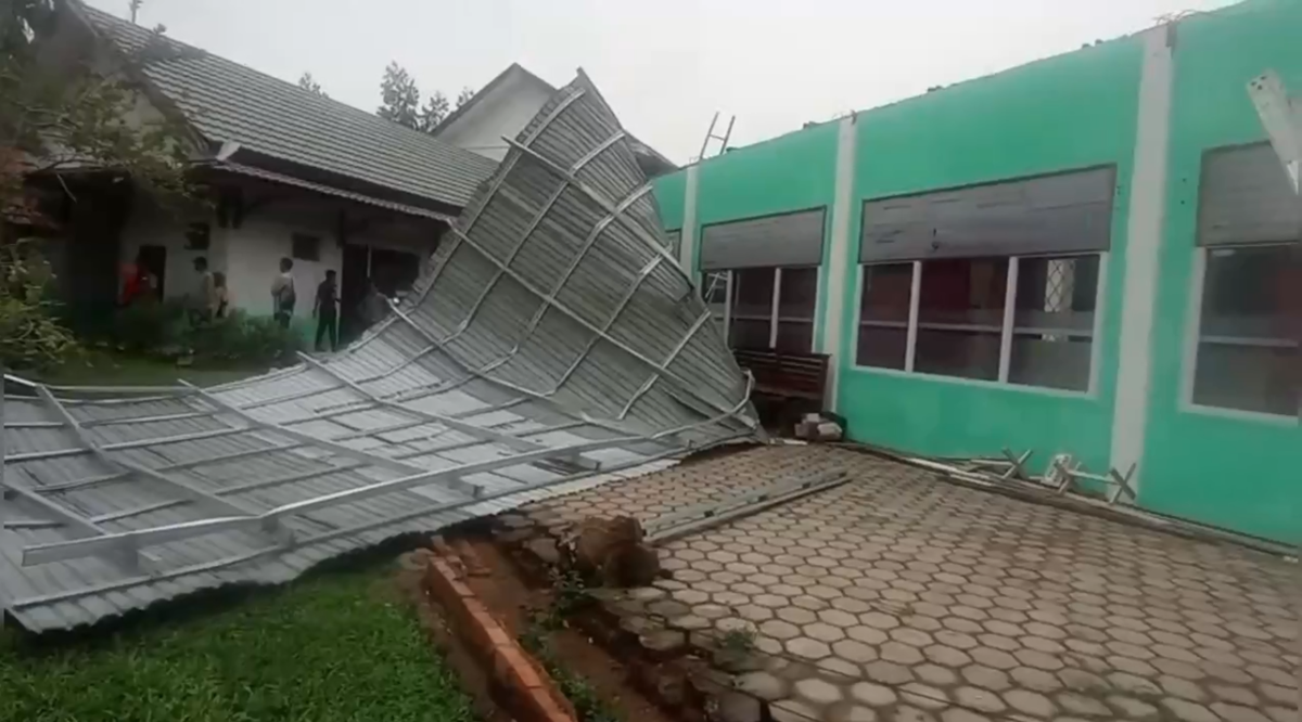 ngentot mutakhir hembusan pentil Beliung Terjang Muara Bulian, Griya Penduduk Dan Asbes Gedung Kampus Rusak
