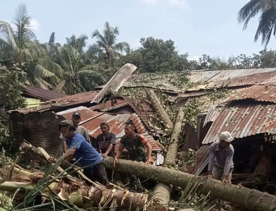 ngentot anyar semilir pentil Beliung Terjang Nagori Talun Madear Simalungun, Puluhan Griya dan Sekolah Rusak Parah
