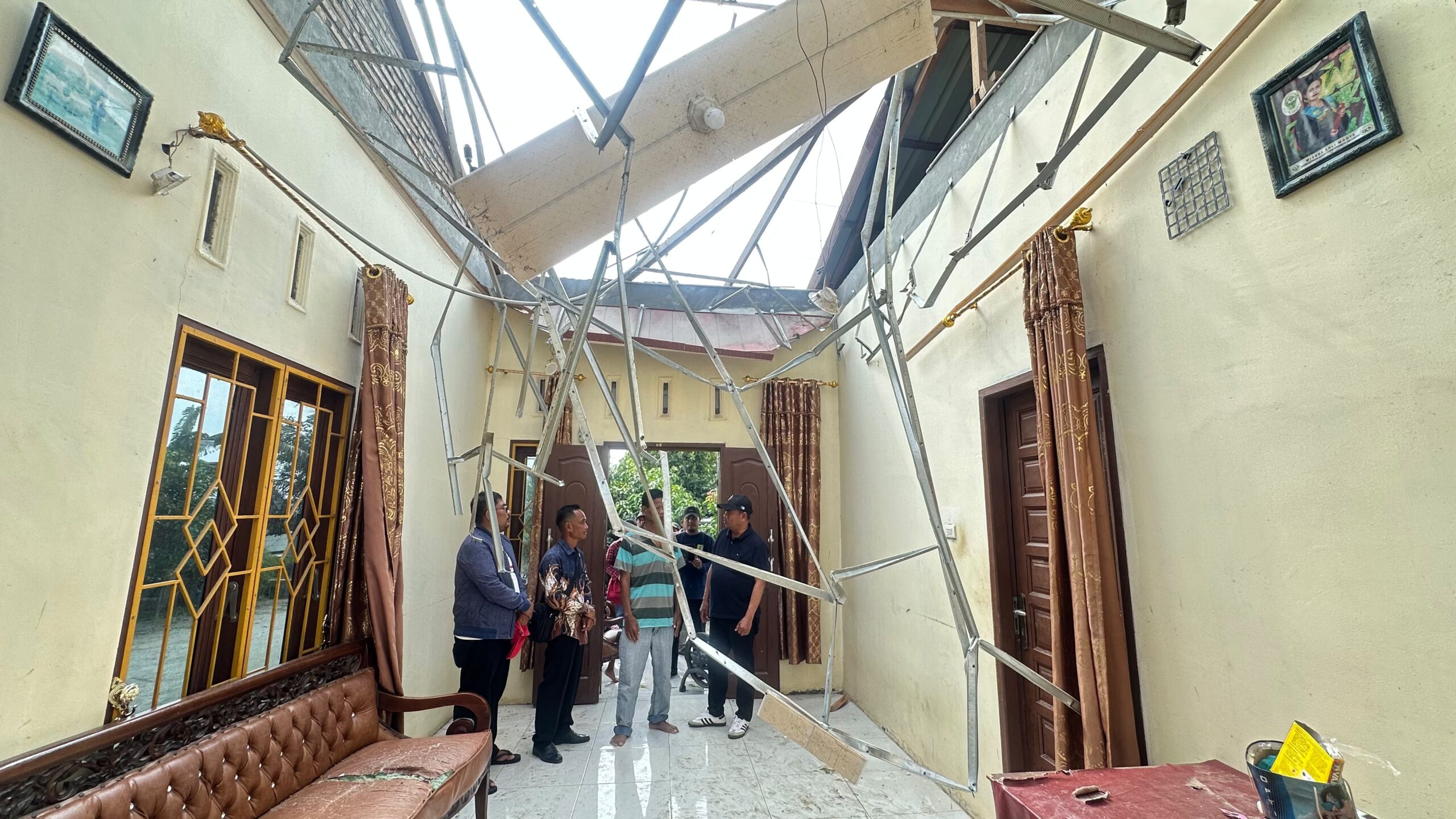 ngentot mutakhir 72 Griya Penduduk Sei Bamban Rusak Diterjang pentil Beliung, Bupati Darma Wijaya Tinjau Letak – Sentralberita