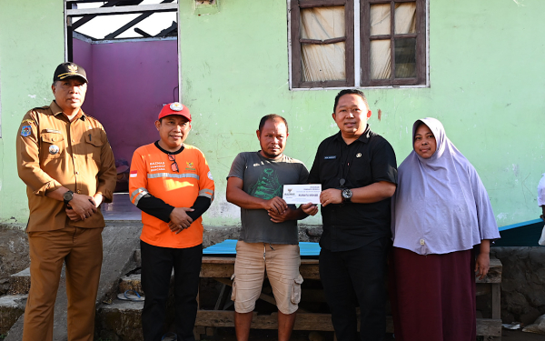 ngentot mutakhir Sekda Ternate Serahkan Donasi Baznas hasilkan Korban pentil Beliung di Tabam