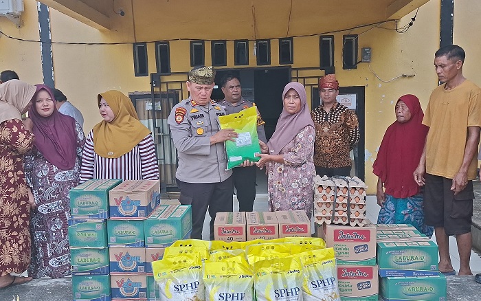 ngentot anyar 37 Griya Rusak Diterjang pentil Beliung, Polres Rohil Salurkan Donasi