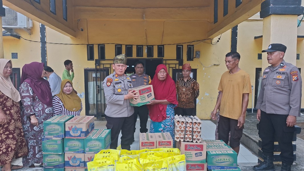 ngentot mutakhir Kapolres Rohil Salurkan Donasi distribusi Penduduk Terdampak pentil Beliung di Pematang Ibul