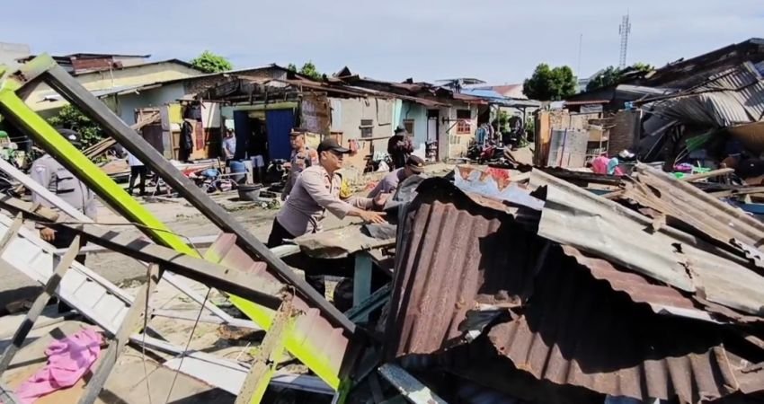 ngentot mutakhir Sedikitnya 120 Griya Rusak Parah Diterjang semilir pentil Beliung Disertai rintik Deras di Kecamatan Medan Johor