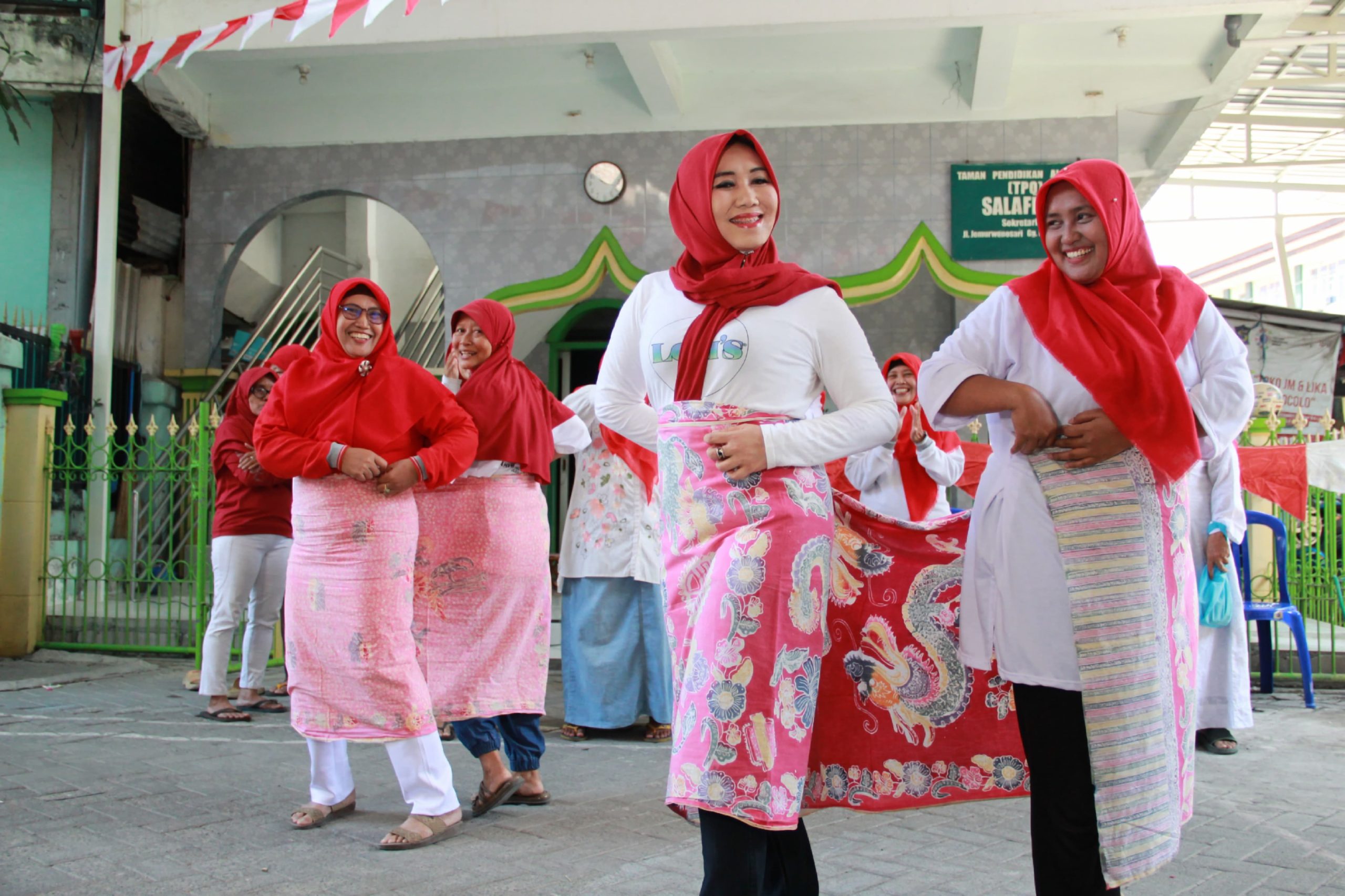 ngentot anyar susut ke Kampung Ning Lia, Meriahkan Kemerdekaan, Ikuti Lomba Jarik pentil Beliung 