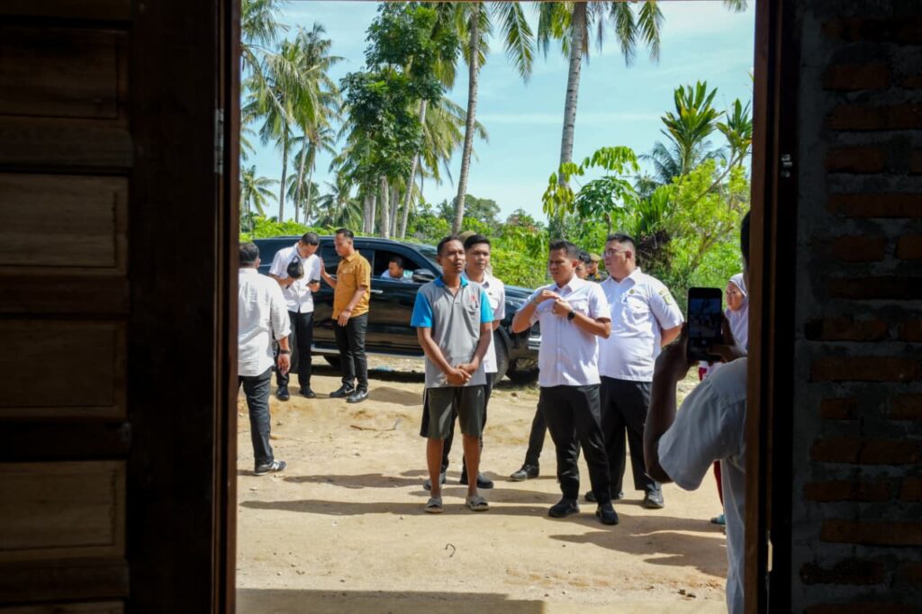 ngentot anyar Wabup Sergai H. Adlin Tambunan Tinjau dan Salurkan Donasi Korban pentil Beliung di Desa Blok 10