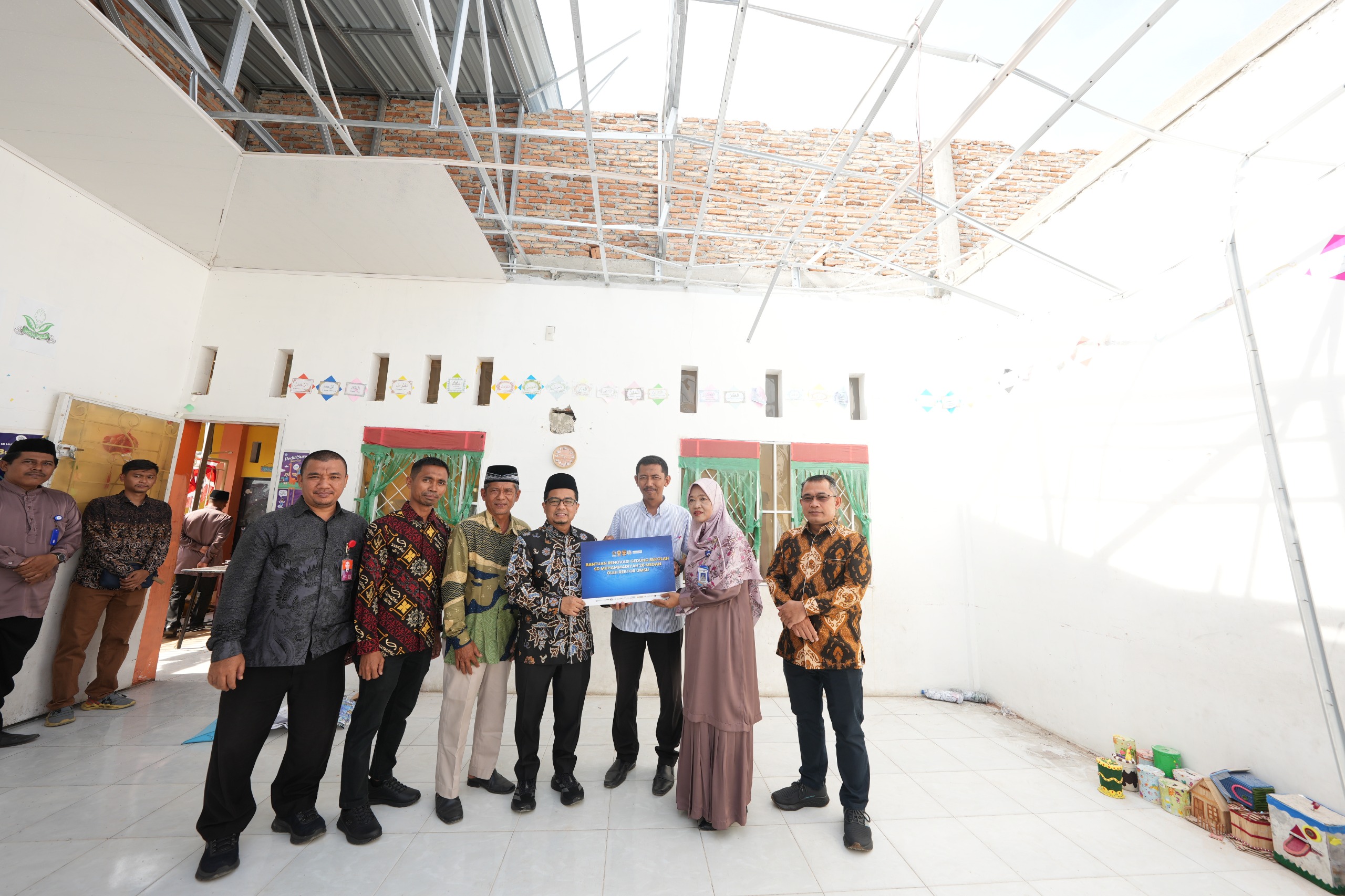 ngentot anyar Rektor UMSU Serahkan Donasi Renovasi Gedung SD Muhammadiyah 28 Medan Nan Diterjang hembusan pentil Beliung