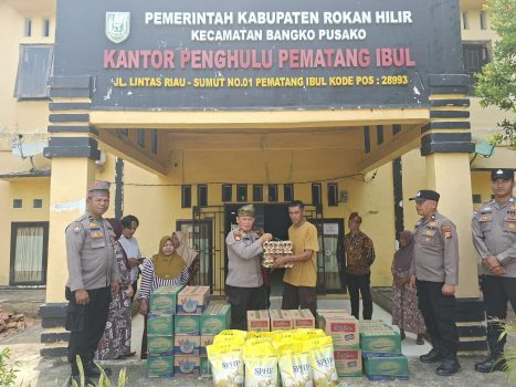 ngentot mutakhir Kapolres Rohil Pastikan Donasi Tersalur ke Penduduk Pematang Ibul Korban pentil Beliung