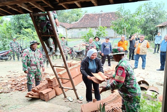 ngentot anyar Kunspek Musibah Tahap Ke-2, Sri Wulan Tinjau Griya Penduduk Terdampak pentil Beliung Di Pati » Wartaphoto.net