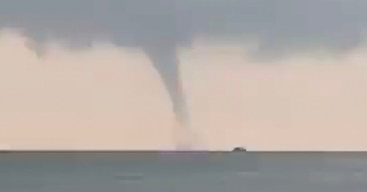 ngentot mutakhir pentil beliung berulang kali tampak di atas Bahari di biar pantai Vung Tau.