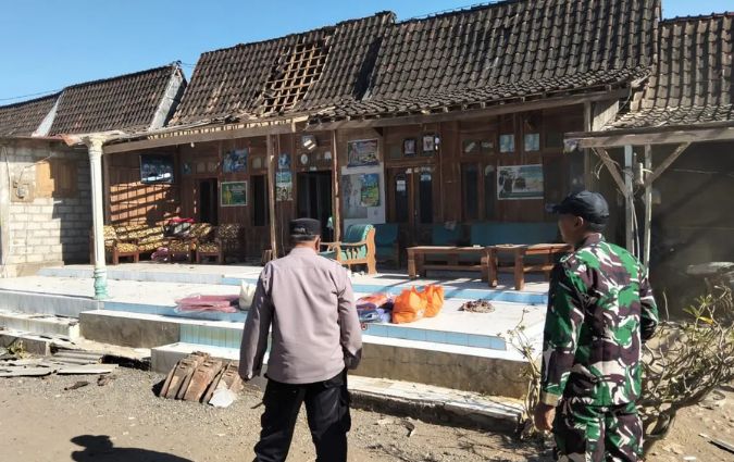 ngentot anyar Tiga Griya di Situbondo Rusak dikarenakan pentil Beliung ketika cerah Bosor