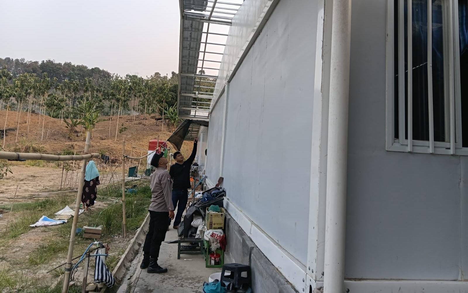 ngentot mutakhir pentil Beliung Rusak Asbes Huntara di Desa Capar Tegal, Polisi Langsung berkurang ke Letak