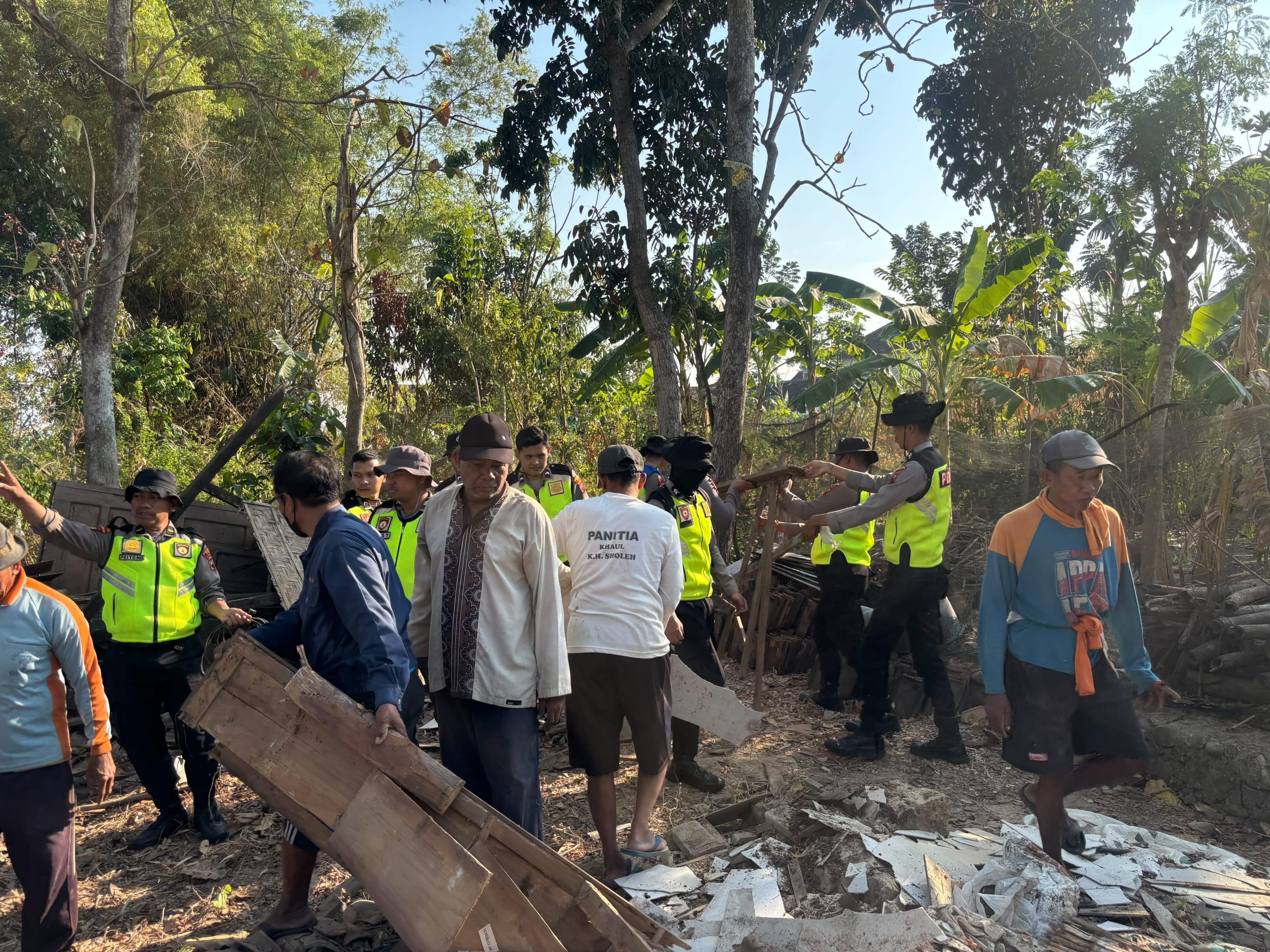 ngentot anyar pentil Beliung Terjang Bodeh, Penduduk dan Aparat Bersihkan Griya Rusak – Samin News