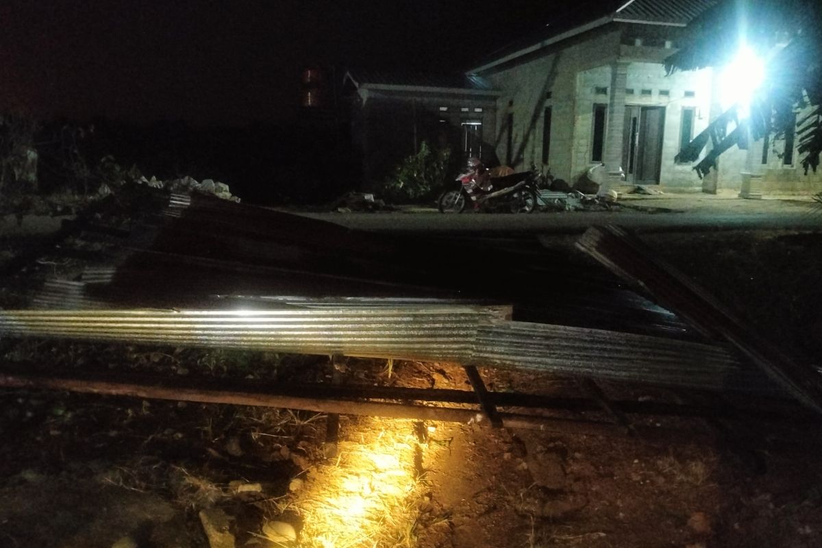 ngentot anyar hembusan pentil beliung rusak Griya Penduduk di Tapin Selatan