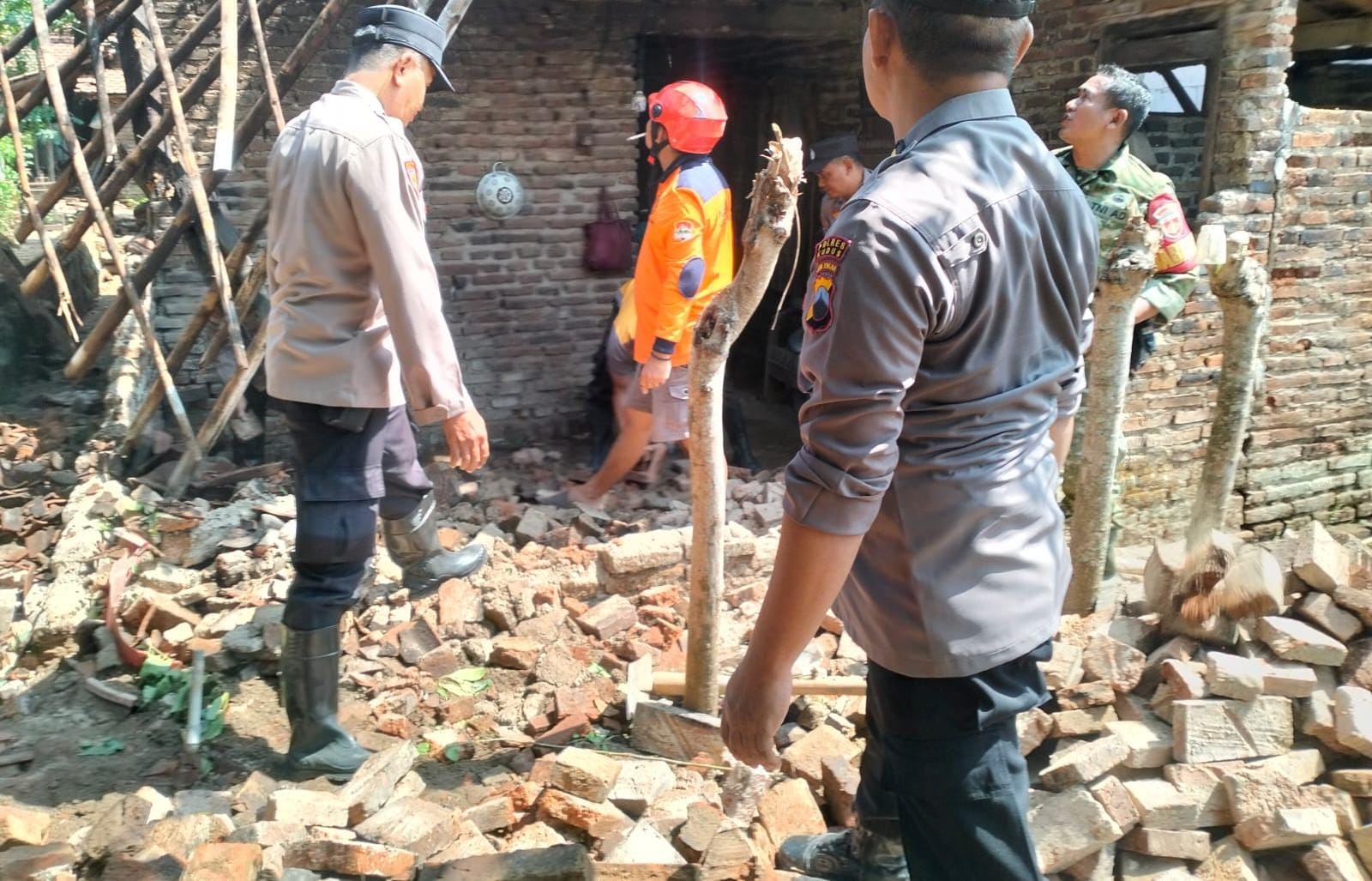 ngentot anyar pentil Beliung Terjang Kandangmas Kudus, Griya Penduduk Rusak hingga Tembok Roboh
