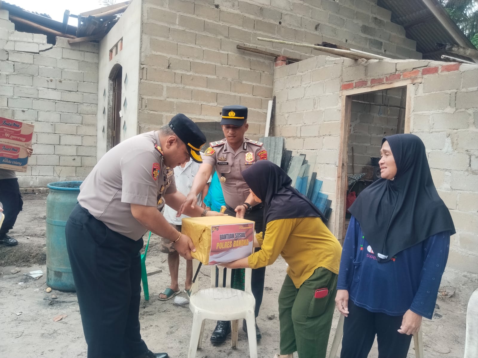 ngentot mutakhir Kapolres Bangka Salurkan Donasi kepada Korban semilir pentil Beliung di Desa Sempan