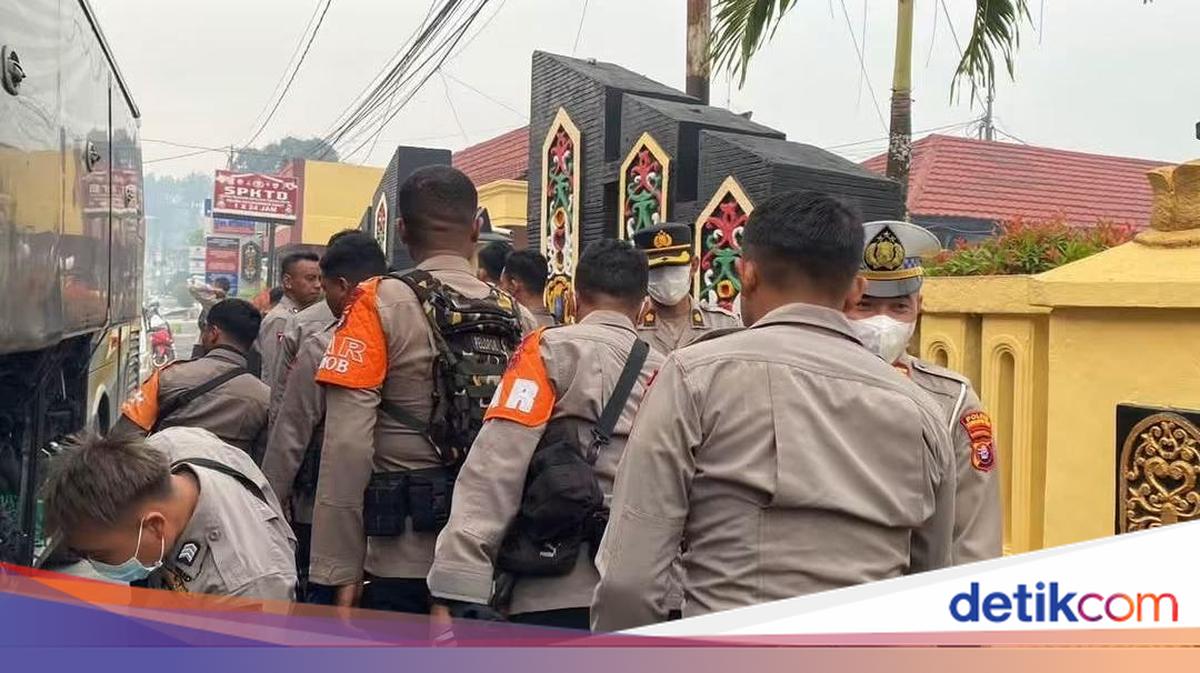 ngentot anyar 40 Personel Brimob NTB dihantarkan ke Tanjung pentil hasilkan Padamkan Karhutla