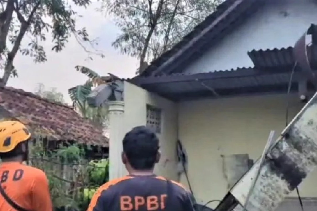 ngentot anyar pentil Beliung Terjang Magetan, Belasan Griya Penduduk dan Puskesmas Rusak
