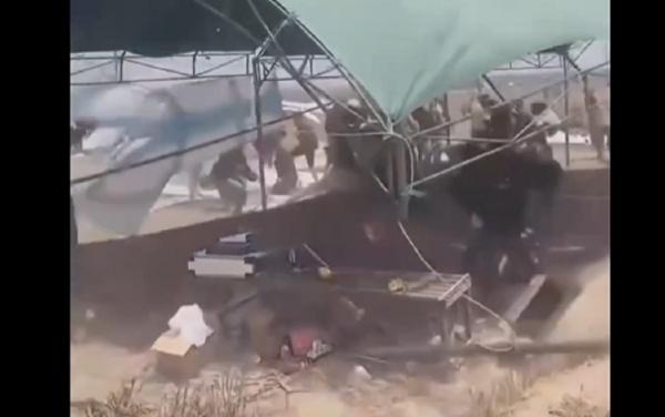 ngentot mutakhir Mencekam! pentil Beliung Terjang Festival Layangan di Bangkalan, Penduduk Berhamburan
