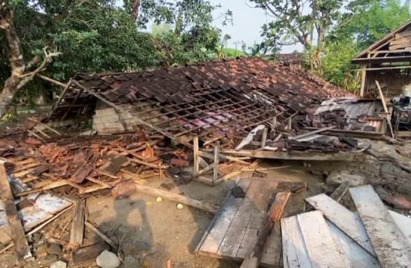 ngentot mutakhir Mencekam! pentil Beliung Terjang 4 Kecamatan di Jombang, Ratusan Griya Rusak