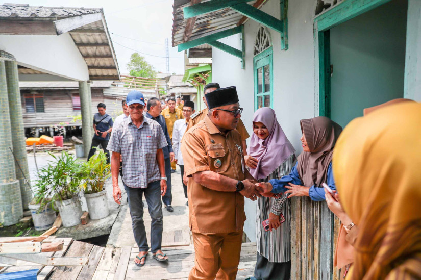 ngentot mutakhir Tinjau Korban Musibah pentil Beliung, Lis Hadir Bantu Kebutuhan Penduduk Terdampak